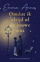 Boekomslag met de titel 'Omdat ik altijd al de jouwe was' in goudkleurige letters. Een silhouet van een stel onder een lantaarnpaal op een nachtelijke, sterrenhemel.