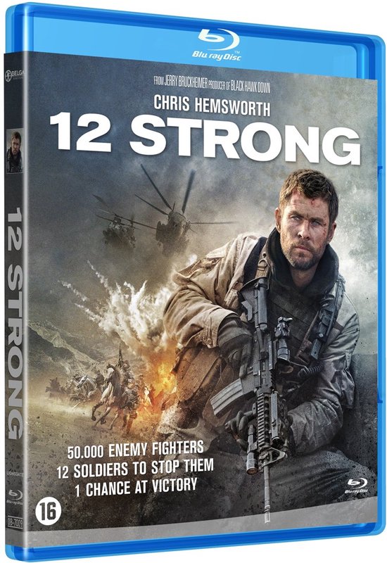 Blu-ray hoes "12 STRONG" met Chris Hemsworth als soldaat met wapen, helikopters en explosies op de achtergrond.
