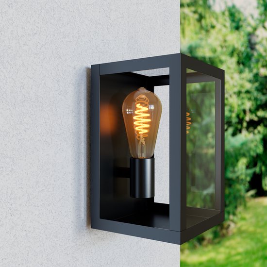 Zwarte buitenlamp met een heldere Edison-lamp met spiraalvormige gloeidraad.