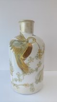 golden birdie- glas- wit met goud bloemen vogel- handgemaakt-handbeschilderde glazen vaas- 31 cm hoog- unieke hand geschilderde- bloemen vaas- kunst object van nederlandse bodem- ongewoonbijzonder- design- industrieel- modern- landelijk