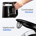 Collage: Hand die zwarte waterkoker met comfortabel handvat vasthoudt. Close-up van ingebouwde kalkfilter.