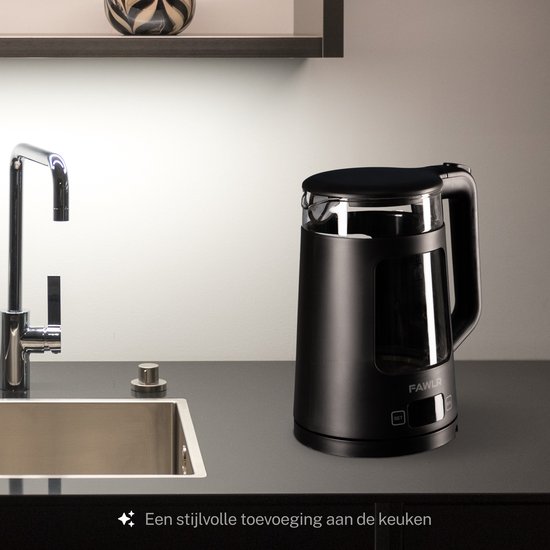 Stijlvolle zwarte waterkoker van glas in een moderne keuken, naast een gootsteen.