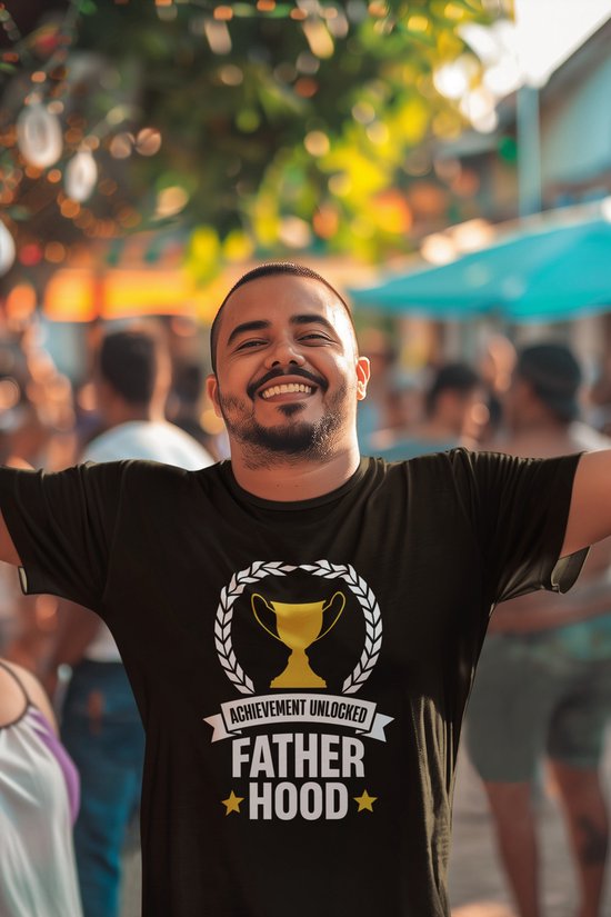 Shirt - Fatherhood unlocked - Wurban Wear | Grappig shirt | Leuk cadeau | Unisex tshirt | Vaderdag cadeau | Cadeau voor vader | Voetbal | Gewichten | Zwart