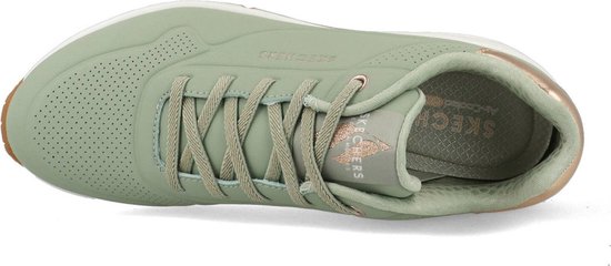 Bovenaanzicht van een mintgroene Skechers sneaker met veters, perforaties op de neus en roze gouden details.
