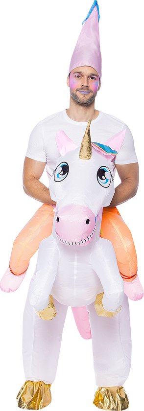 Man in wit T-shirt met opblaasbaar eenhoornkostuum, met roze puntmuts.