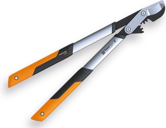 Fiskars PowerGear X LX94 takkenschaar met oranje handvatten en zilverkleurige metalen bladen.