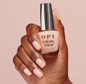 Hand met nagellak in de kleur Bubble Bath, O.P.I. Infinite Shine.