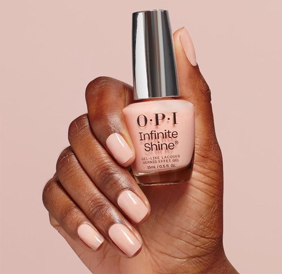 Hand met nagellak in de kleur Bubble Bath, O.P.I. Infinite Shine.