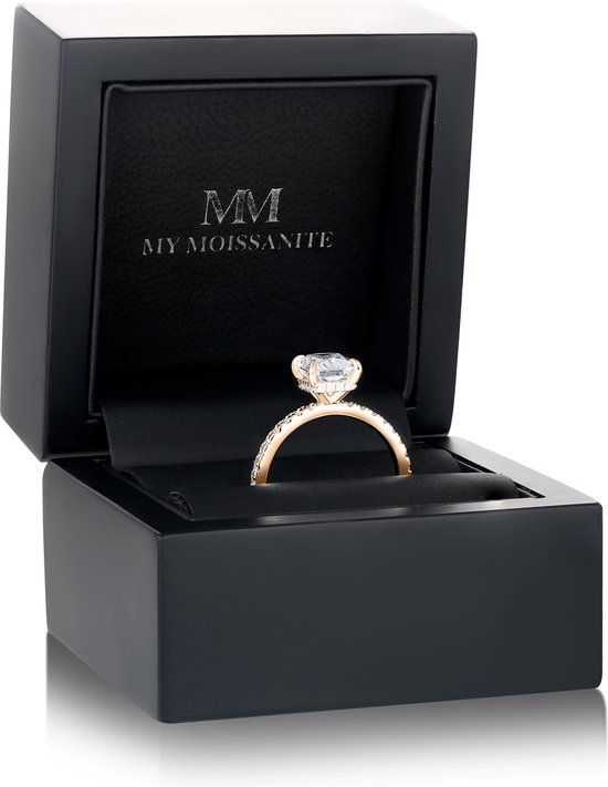 Astra - Ring en or rose 14 carats avec moissanite radieuse et pierres latérales pavées et halo caché - 2,7 carats.