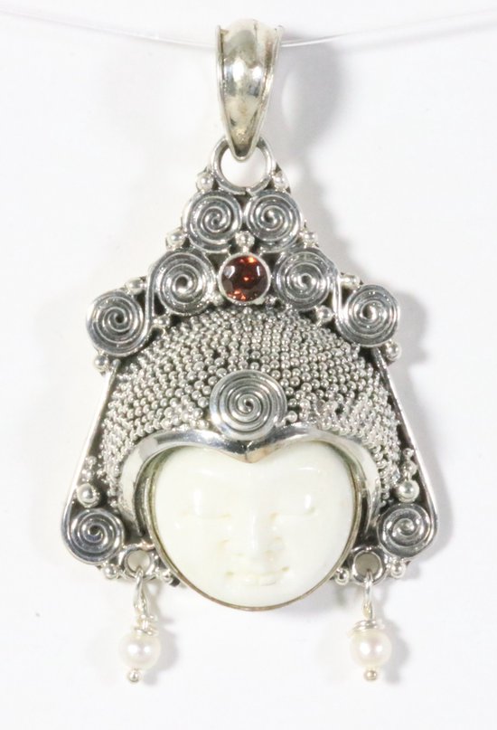 Traditionele zilveren maangezicht hanger met granaat en fijne parels
