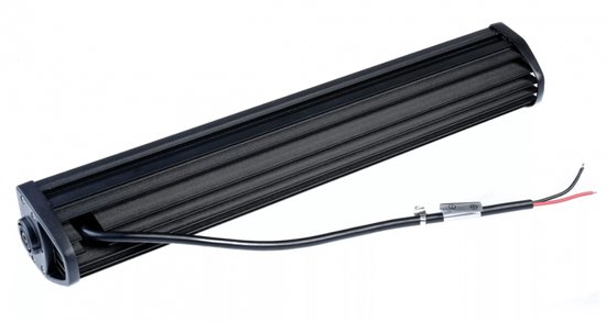 Zwarte ledbar met zwarte kabels en aansluitingen, op witte achtergrond.