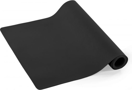 Tapis noir antidérapant enroulé.
