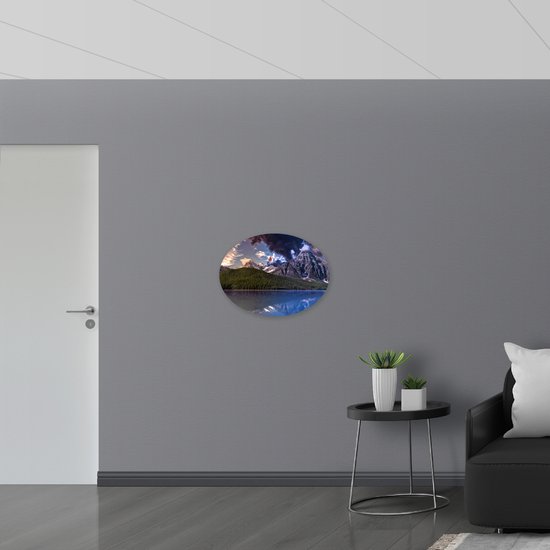 WallClassics - Panneau de mousse PVC ovale - Univers au-dessus de la forêt sur les Montagnes près des rochers sur l' Water - 68x51 cm Photo sur ovale (avec système de suspension)