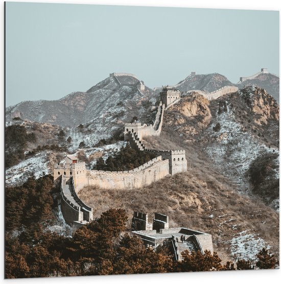 WallClassics - Dibond - Uitzicht op Berg met Chinese Muur bij Blauwe Lucht - 100x100 cm Foto op Aluminium (Met Ophangsysteem)