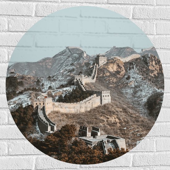 WallClassics - Muursticker Cirkel - Uitzicht op Berg met Chinese Muur bij Blauwe Lucht - 80x80 cm Foto op Muursticker