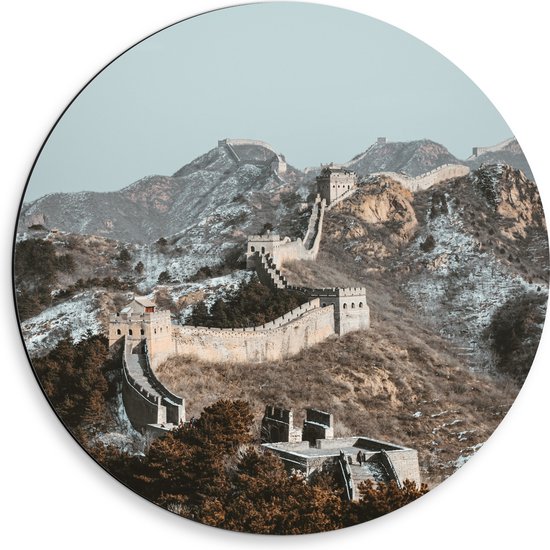 WallClassics - Dibond Muurcirkel - Uitzicht op Berg met Chinese Muur bij Blauwe Lucht - 50x50 cm Foto op Aluminium Muurcirkel (met ophangsysteem)
