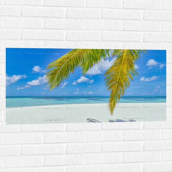Muursticker - Palmbladeren Hangend voor Tropisch Eiland met Breed Strand - 100x50 cm Foto op Muursticker