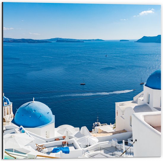 Dibond - Grieks Eiland aan het water met traditioneel blauwe daken - 50x50 cm Foto op Aluminium (Met Ophangsysteem)