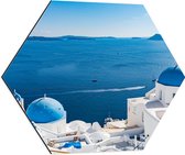Dibond Hexagon - Grieks Eiland aan het water met traditioneel blauwe daken - 60x52.2 cm Foto op Hexagon (Met Ophangsysteem)
