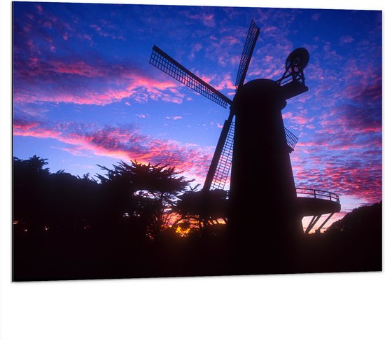 WallClassics - Dibond - Silhouet van Grote Molen onder Donkere Zonsondergang - 100x75 cm Foto op Aluminium (Wanddecoratie van metaal)