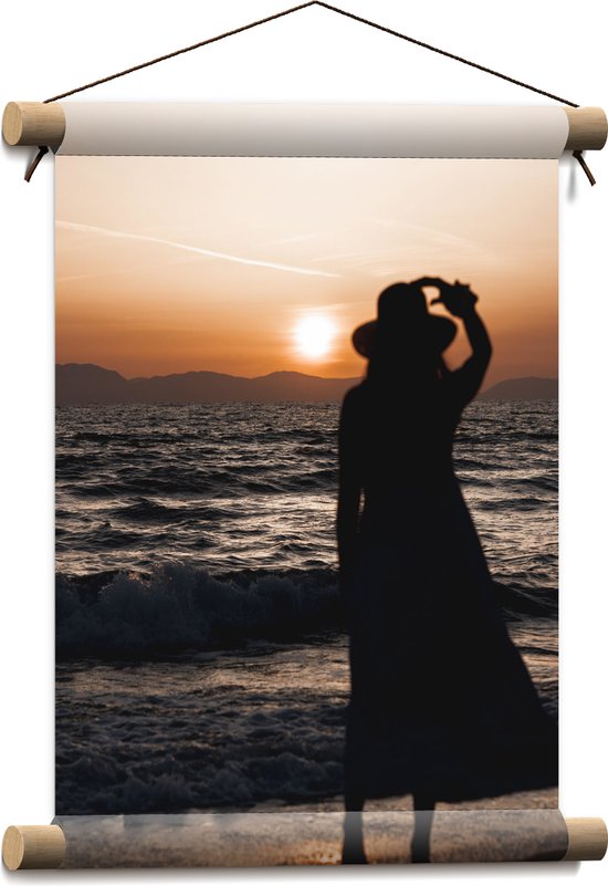 Textielposter - Vrouw kijkend naar de Zee en Zonsondergang - 30x40 cm Foto op Textiel