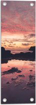 WallClassics - Tuinposter – Klein Meer voor Grote Oceaan tijdens Ondergaande Zon - 20x60 cm Foto op Tuinposter (wanddecoratie voor buiten en binnen)