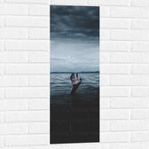 Muursticker - Uitstekende Hand boven Water met Grijze Wolken - 30x90 cm Foto op Muursticker