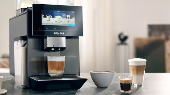 Zwarte Siemens volautomaat met verschillende koffievarianten op het scherm en kopjes.