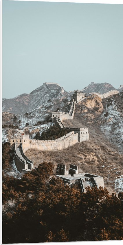 WallClassics - PVC Schuimplaat- Uitzicht op Berg met Chinese Muur bij Blauwe Lucht - 50x100 cm Foto op PVC Schuimplaat