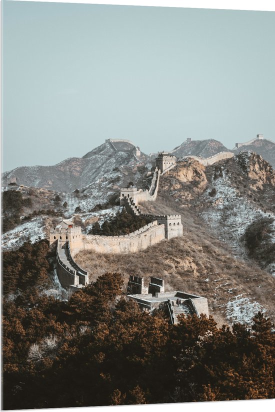 WallClassics - Acrylglas - Uitzicht op Berg met Chinese Muur bij Blauwe Lucht - 80x120 cm Foto op Acrylglas (Met Ophangsysteem)