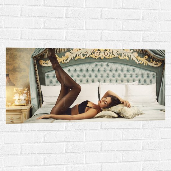 Muursticker - Elegante Vrouw in Lingerie op Bed - 100x50 cm Foto op Muursticker