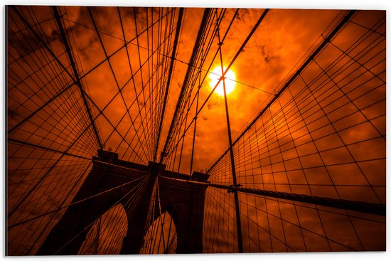 Dibond - Felle Zon door IJzeren Rekken van Brug - 60x40 cm Foto op Aluminium (Met Ophangsysteem)