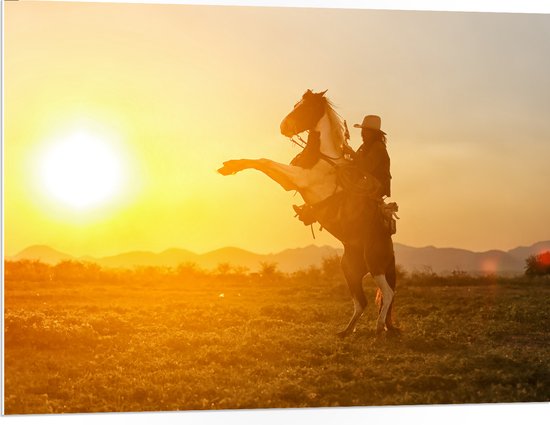 PVC Schuimplaat - Felle Grote Zon achter Stijgerend Paard met Cowboy - 100x75 cm Foto op PVC Schuimplaat (Met Ophangsysteem)