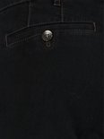 Donkerblauwe jeans met bruine stiksels en een knoopsluiting op de achterzak.
