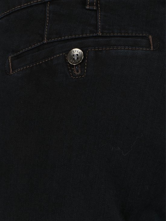 Donkerblauwe jeans met bruine stiksels en een knoopsluiting op de achterzak.