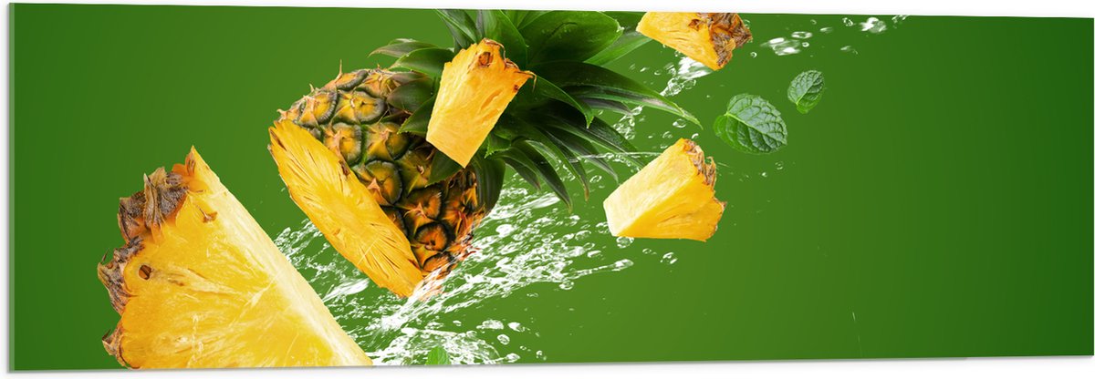 Acrylglas - Gele Ananas in Stukken tegen Groene Achtergrond - 120x40 cm Foto op Acrylglas (Wanddecoratie op Acrylaat)