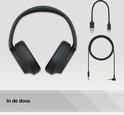 Zwarte Sony koptelefoon met USB-C kabel en audiokabel.