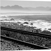 WallClassics - Acrylglas - Treinrails aan het Zeewater (zwart/ wit) - 80x80 cm Foto op Acrylglas (Met Ophangsysteem)