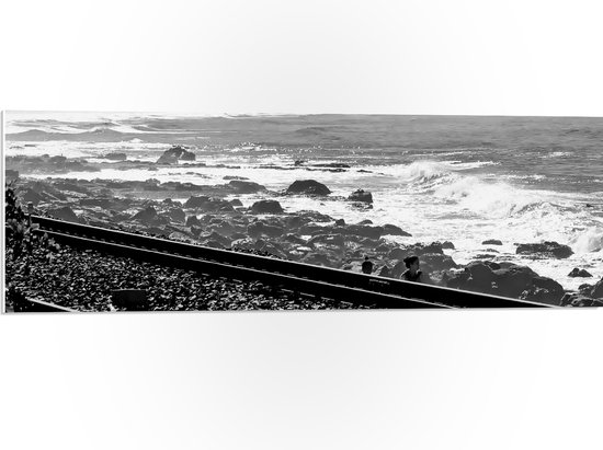 WallClassics - PVC Schuimplaat- Treinrails aan het Zeewater (zwart/ wit) - 90x30 cm Foto op PVC Schuimplaat