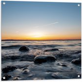 WallClassics - Tuinposter – Zonsondergang bij Zee vol Rotsen - 80x80 cm Foto op Tuinposter (wanddecoratie voor buiten en binnen)