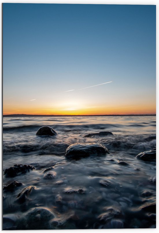 WallClassics - Dibond - Zonsondergang bij Zee vol Rotsen - 70x105 cm Foto op Aluminium (Met Ophangsysteem)