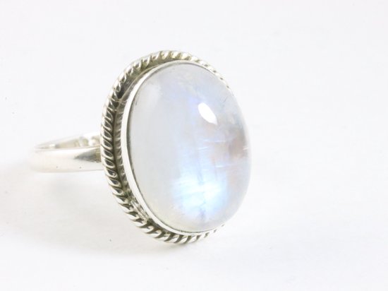Bewerkte ovale zilveren ring met regenboog maansteen - maat 20.5
