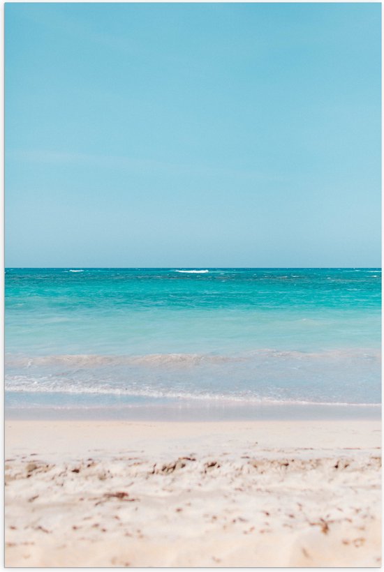 WallClassics - Poster Glanzend – Felblauwe Zee aan het Witte Strand - 40x60 cm Foto op Posterpapier met Glanzende Afwerking