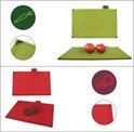 Groene snijplank met twee tomaten. Rode snijplank met vleessymbool.
