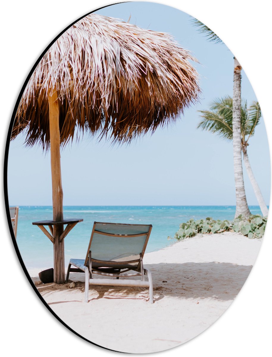 Dibond Ovaal - Ligbedden onder Rieten Parasol met Palmboom - 21x28 cm Foto op Ovaal (Met Ophangsysteem)