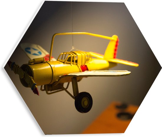 WallClassics - PVC Schuimplaat Hexagon - Geel Kinderspeelgoed Vliegtuigje Zwevend in Kinderkamer - 30x26.1 cm Foto op Hexagon (Met Ophangsysteem)