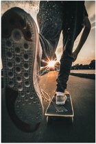 WallClassics - Poster Glanzend – Skater in Actie op Skateboard bij Zonsondergang - 50x75 cm Foto op Posterpapier met Glanzende Afwerking