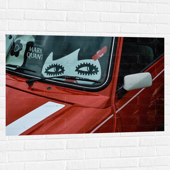 WallClassics - Muursticker - Stickers op Voorruit van Rode Auto - 105x70 cm Foto op Muursticker