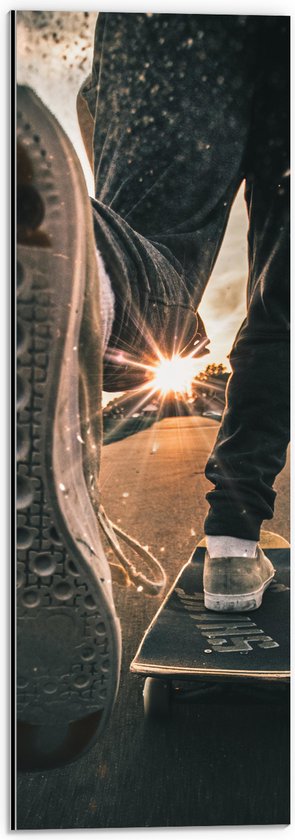 WallClassics - Dibond - Skater in Actie op Skateboard bij Zonsondergang - 20x60 cm Foto op Aluminium (Met Ophangsysteem)