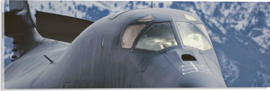 WallClassics - Acrylglas - Vooraanzicht van Straaljager Vliegend bij Sneeuwbergen - 60x20 cm Foto op Acrylglas (Met Ophangsysteem)